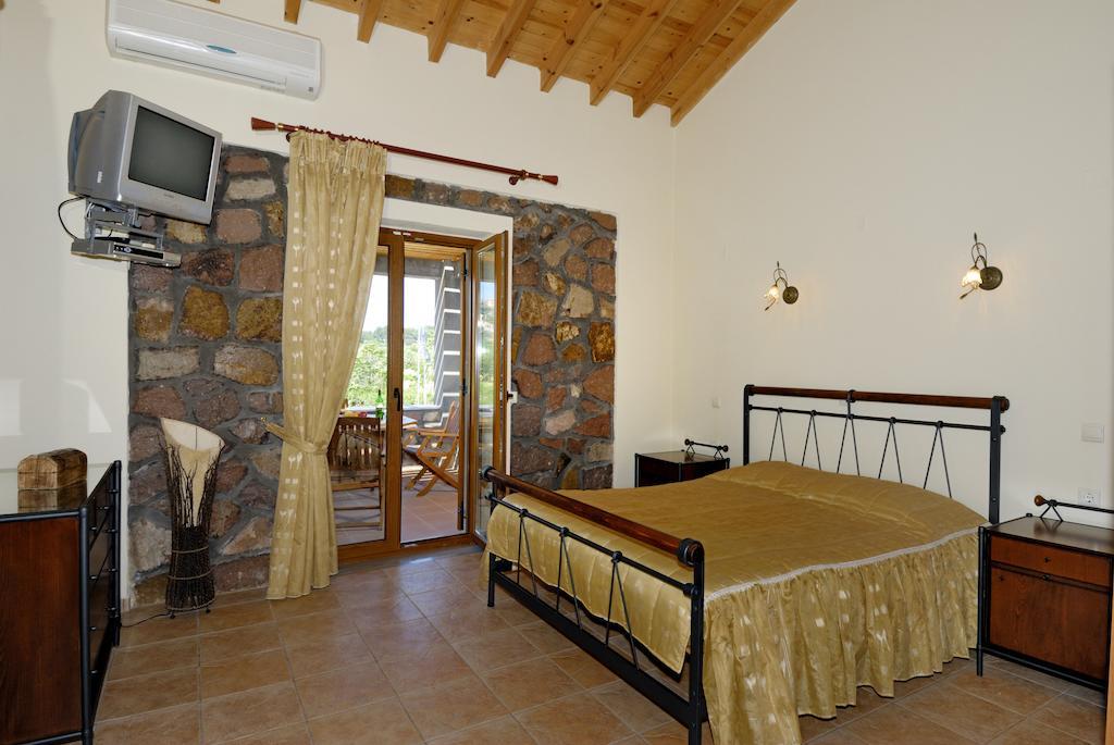 Michaela Beach Houses Mithimna Habitación foto