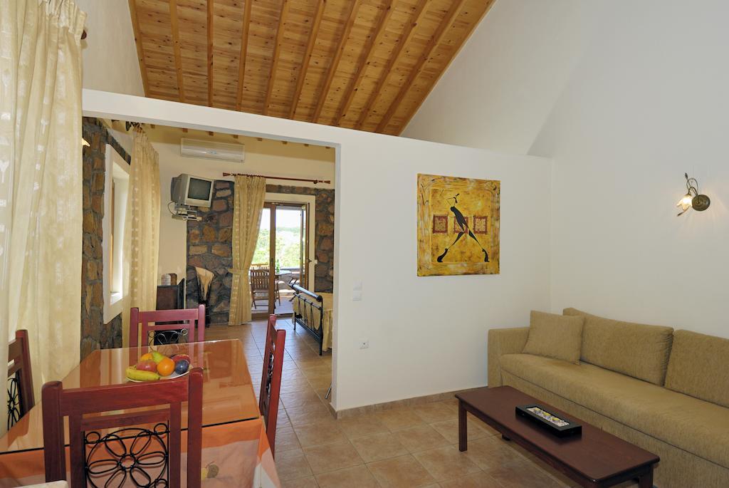 Michaela Beach Houses Mithimna Habitación foto